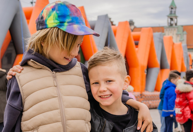 Några barn som står bredvid varandra.