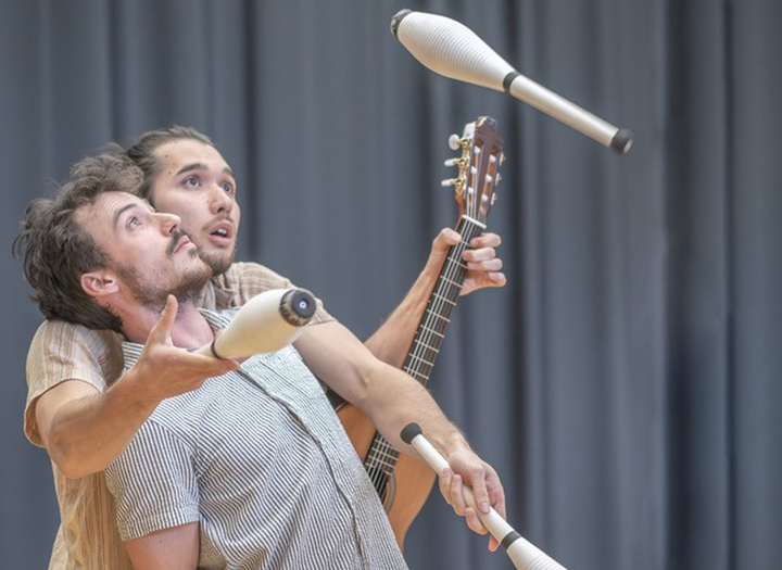 Four Hands - Blauwal Company
