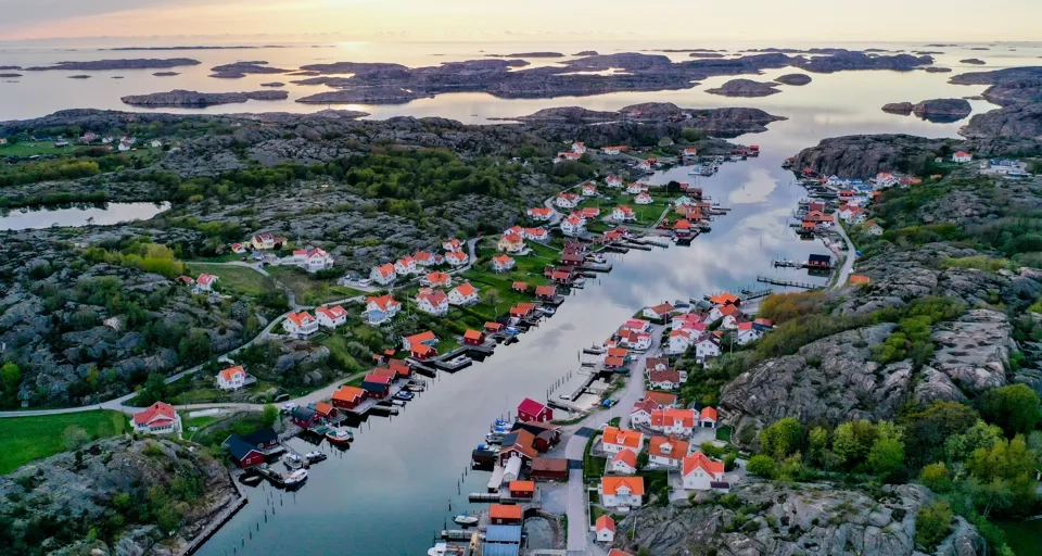 En flygbild av en liten by vid en sjö.