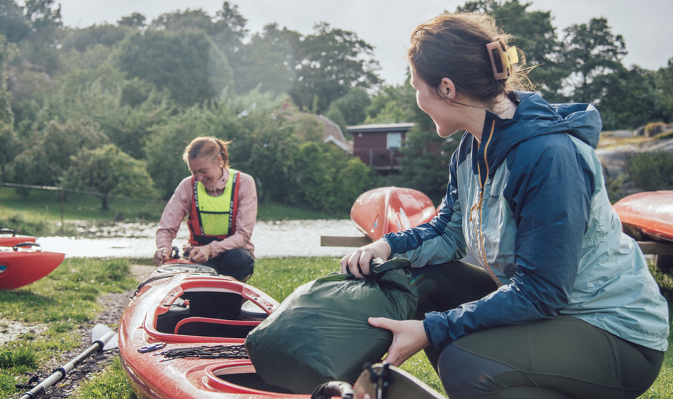 Kvinnor som ska paddla i havet.