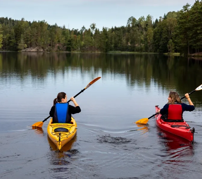 två kajaker på en sjö