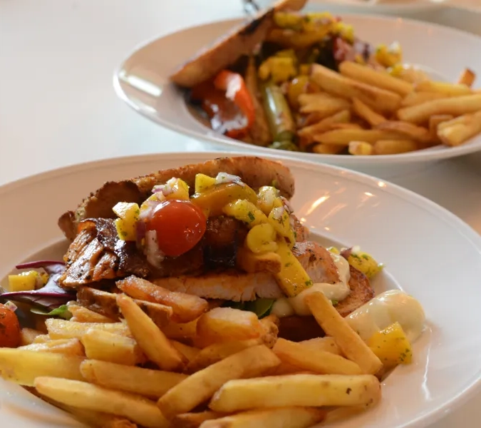 Pommesfritt med club sandwich