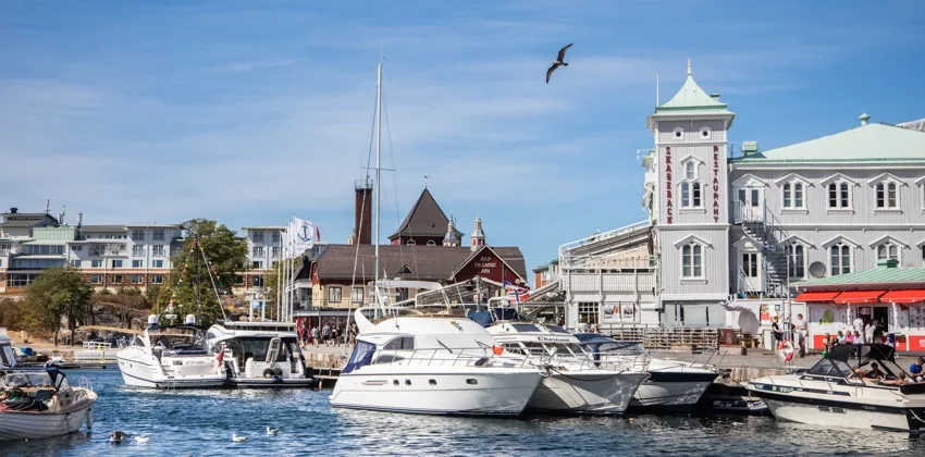 Strömstads gästhamn med historiska byggnader so Skagerack och badhuset.