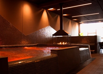 Ett stort bubbelbad i ett stort rum.