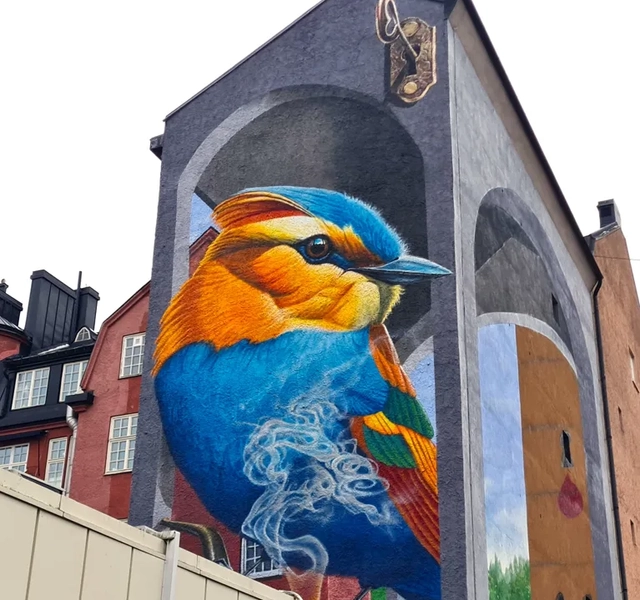 fågelmålning på husvägg