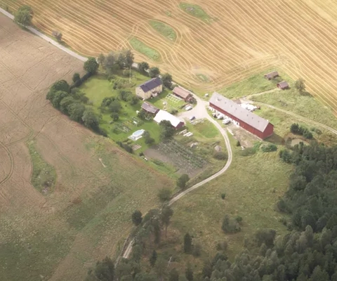 En flygbild av en gård med en röd lada.