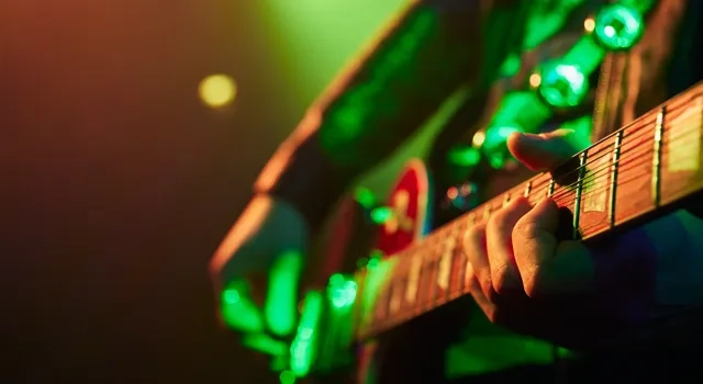 Kvinna sjunger på musikscen.