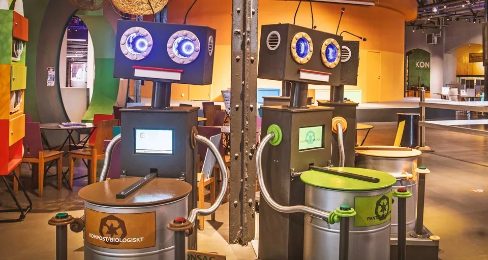 En massa maskiner som finns i ett rum.