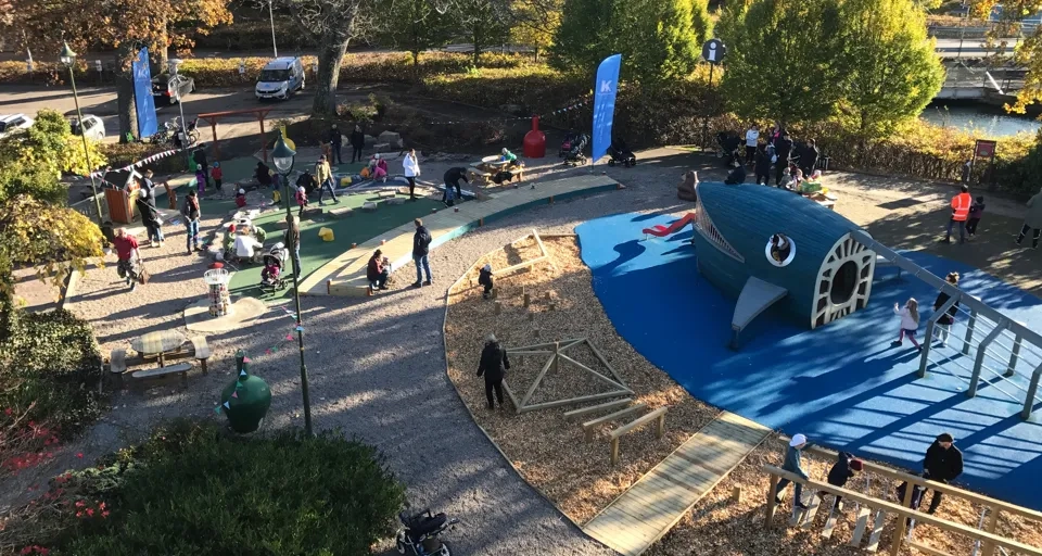 En överblick över en lekplats med människor som leker.