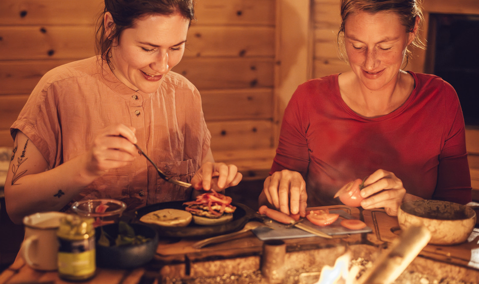 Kvinnor som lagar mat över öppen eld.