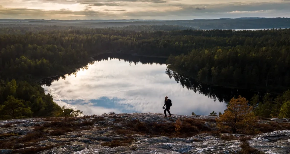 En man som vandrar på Sörknatten i Dalsland.