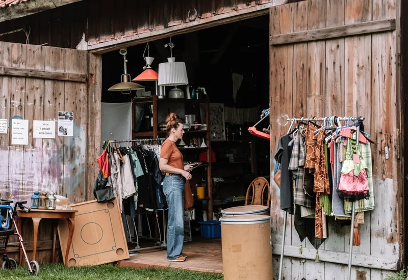 Kvinna handlar på loppis.