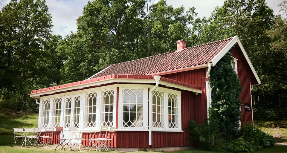 Ett rött och vitt hus med rött tak.