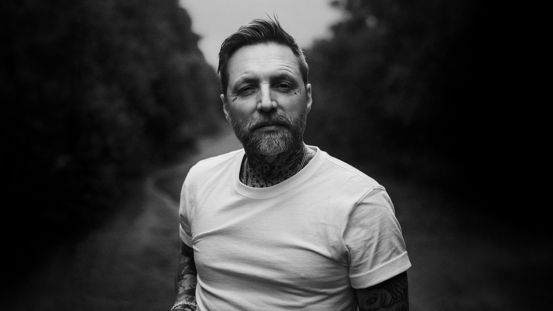Nicke Borg plays Backyard Babies