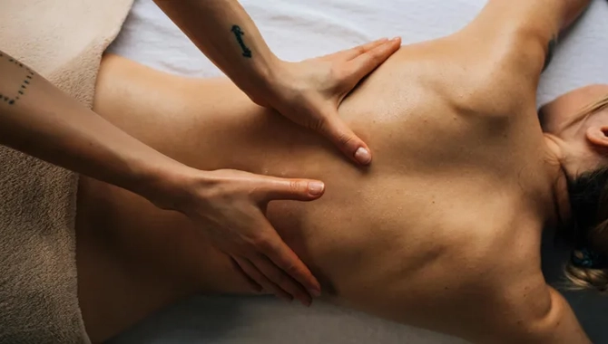 En kvinna får ryggmassage av en man.