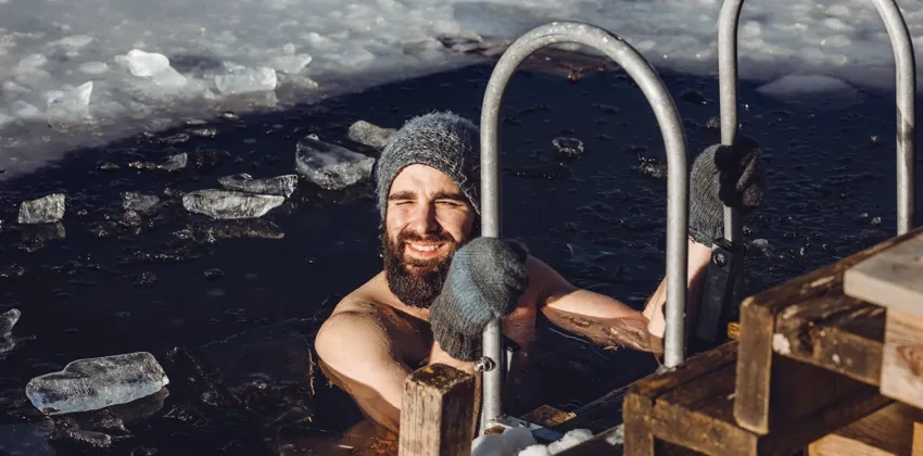 Man som kallbadar i en sjö i Dalsland.