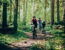 Aktiva barn cyklar på Billingen.
