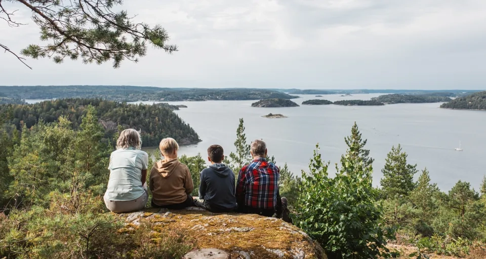 Ungdomar i utomhusmiljö.