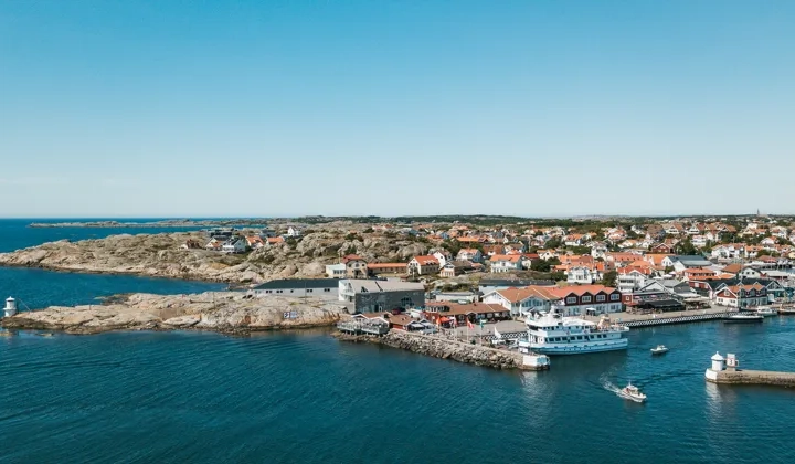 Hönö klåva Vy med kungsö i hamn