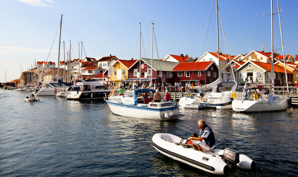 Mängder med semesterbåtar vid Smögenbryggan