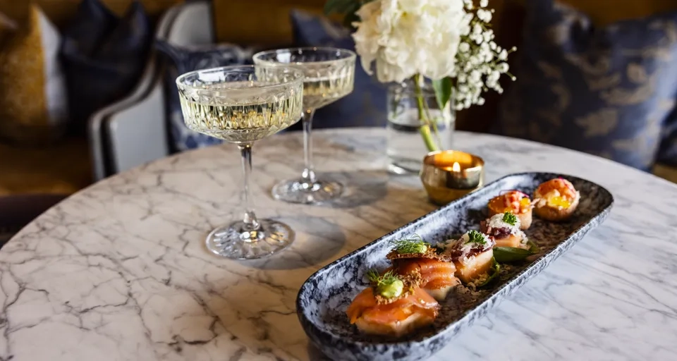 Två händer som skålar.