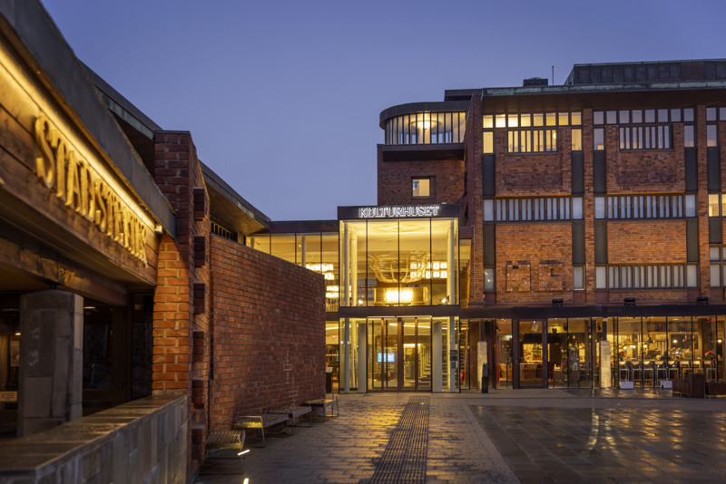 Ett tegelhus med glaspartier