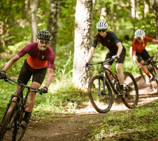 Grupp av människor som cyklar MTB på Billingen.