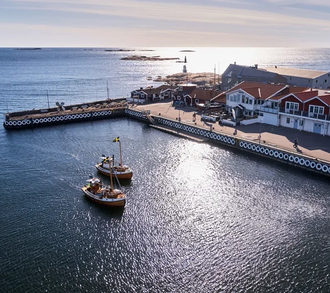 Träbåtarna Kastor och Pollux på väg in i Hönö Hamn i en vacker solnedgång - Kastor Boat Trips