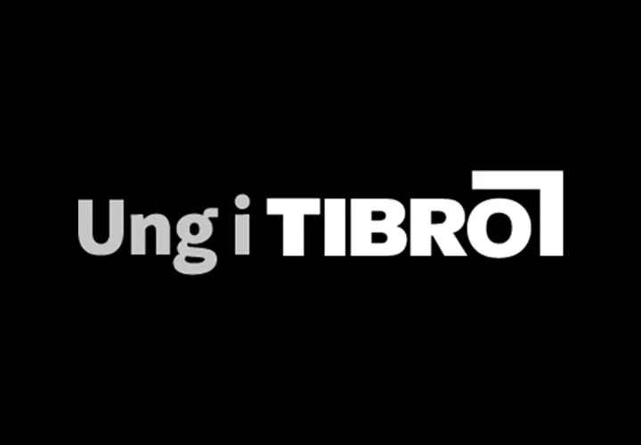 Ett svartvitt foto med texten ”ung tibro”.