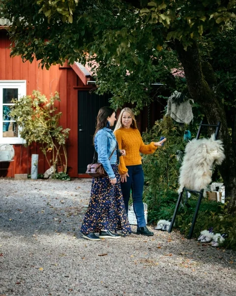 Människor på konstrunda.