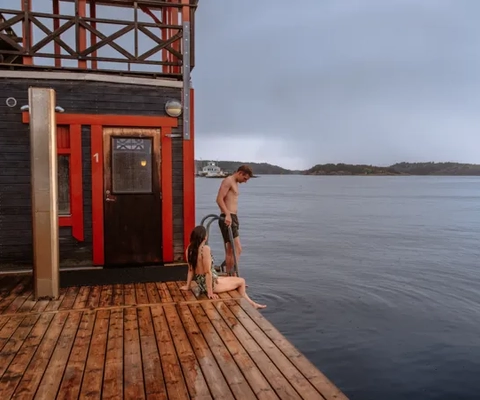 Två människor befinner sig i en skärgårdsmiljö.