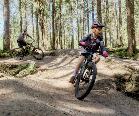 Några personer som cyklar på en grusväg.