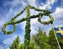 Midsommarstång och svensk flagga
