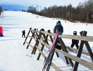 Skidåkare på Åmåls Skicenter vid Högheten.