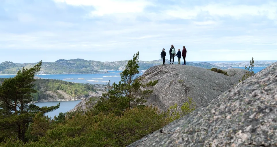 Familj vandrar på klippor.