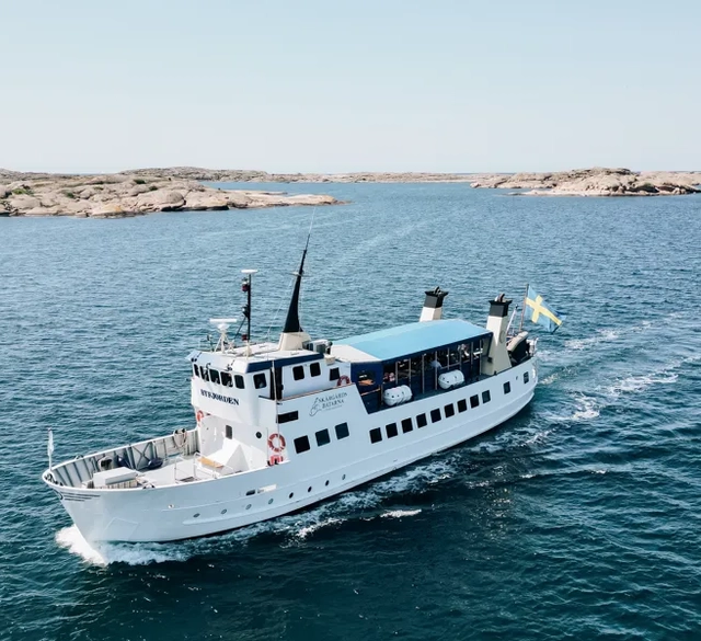Passagerarbåt i skärgården.