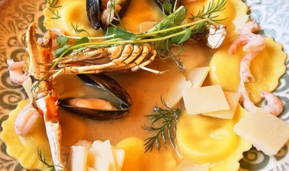 En tallrik med olika sorters fisk och skaldjur.