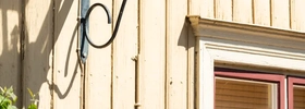 A street light on the side of a building.