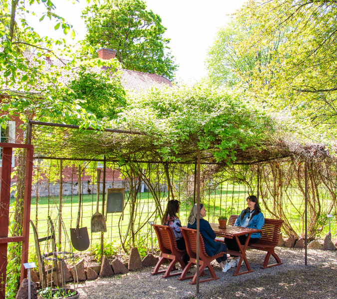 Falkängens hantverksby med historiska byggnader och grönskande omgivningar.