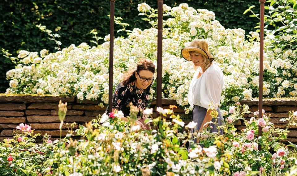 Två kvinnor i Hällekis Trädgård