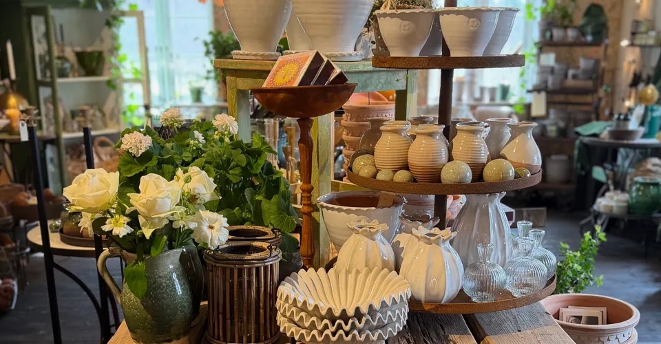 Ett rum fyllt med massor av olika typer av föremål.