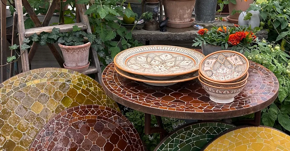 Ett antal tallrikar som står på ett bord.