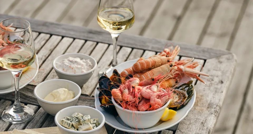 Skaldjur på en brygga 