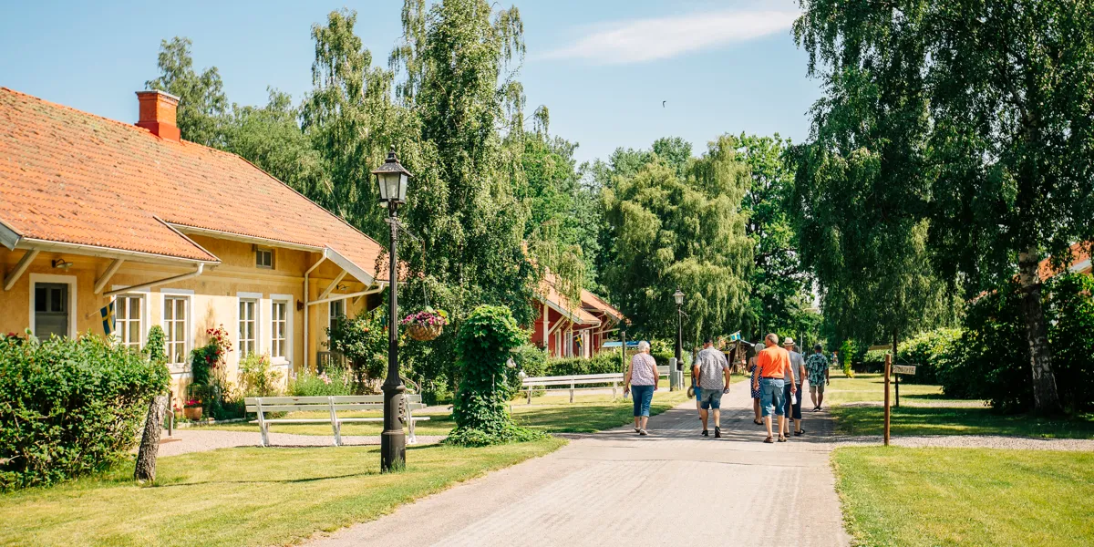 En grupp människor som går längs en väg.