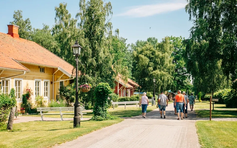 En grupp människor som går längs en väg.