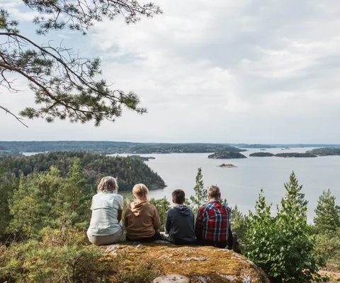 Ungdomar i utomhusmiljö.