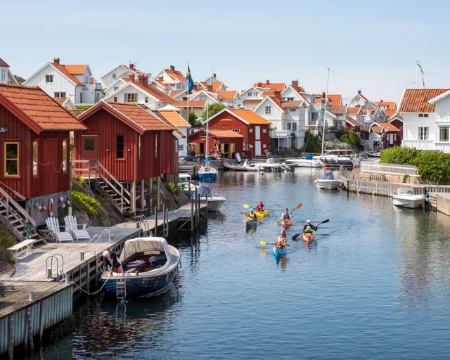 Kajkapaddlare vid den bohuslänska kusten.