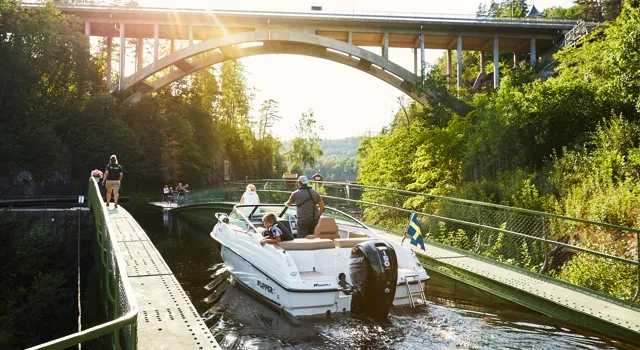 Båt på väg över akvedukten i Håverud.