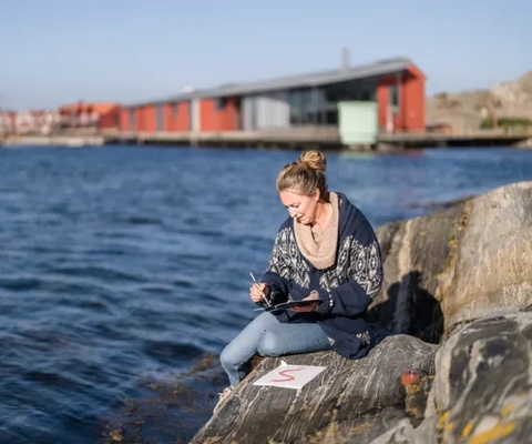 Målar utanför Nordiska Akvarellmuseet