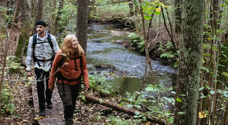 Ein Mann und eine Frau gehen im Wald spazieren.